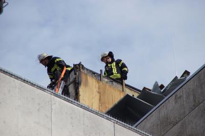 Brand auf dem Dach der Zentralen Bussgeldstelle in Stuttgart